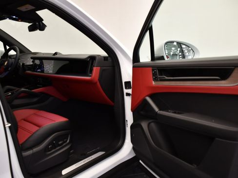 Certified 2026 Porsche Cayenne E-Hybrid AWD/4WD image 51
