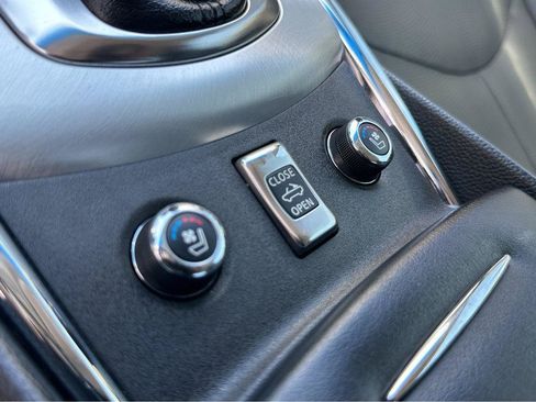 Used 2014 INFINITI Q60 Convertible w/ Premium Package RWD image 29