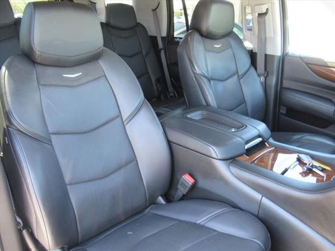 Used 2018 Cadillac Escalade Luxury image 8