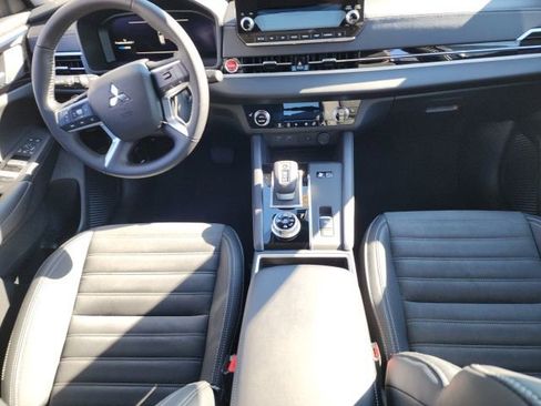 Used 2023 Mitsubishi Outlander SE image 16