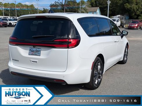 New 2026 Chrysler Pacifica Select image 6
