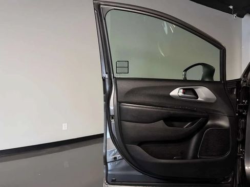 Used 2018 Chrysler Pacifica Touring Plus w/ S Appearance Package FWD image 23