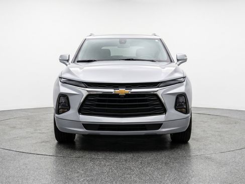 Used 2025 Chevrolet Blazer LT FWD image 2