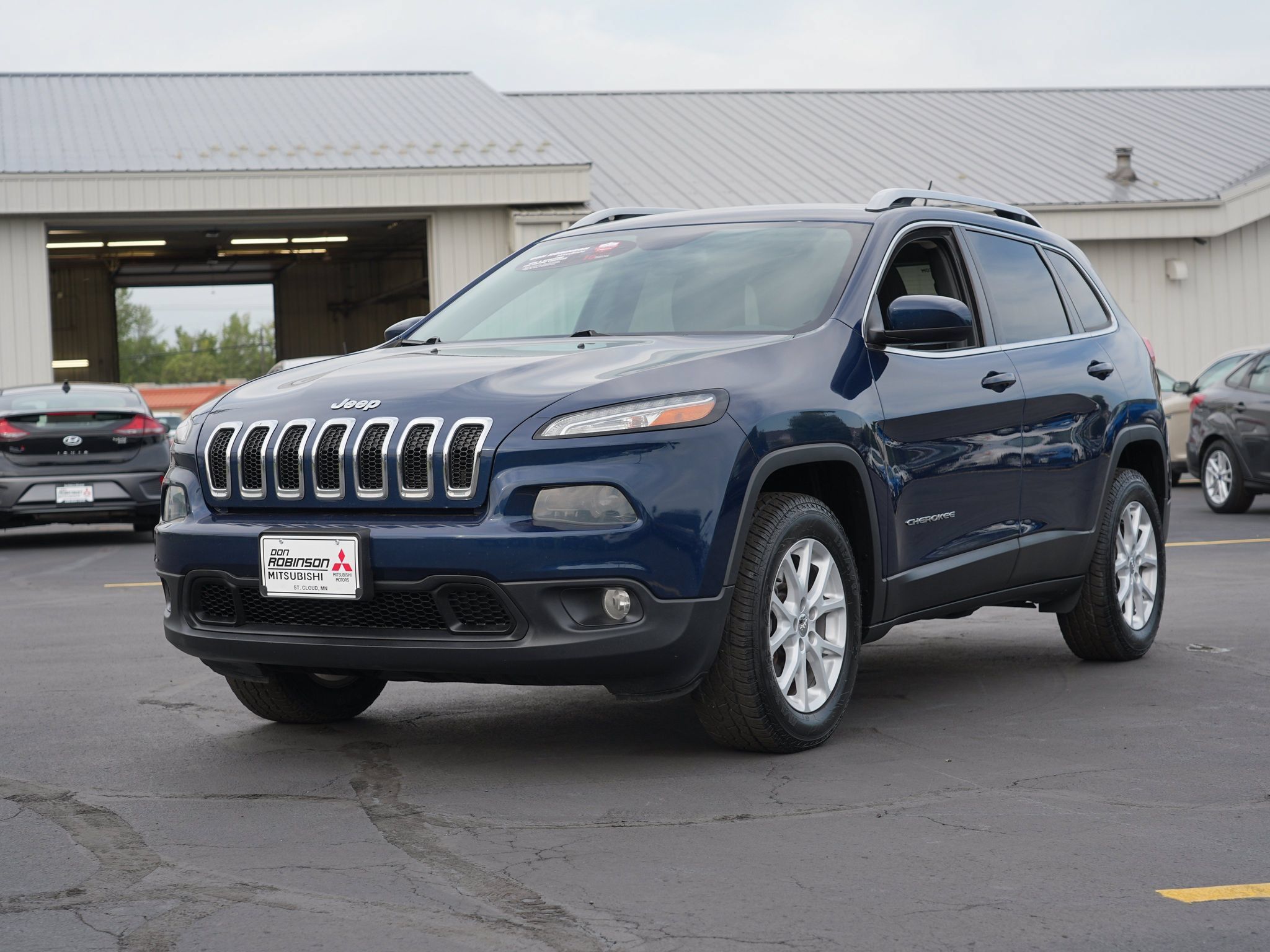Used 2018 Jeep Cherokee Latitude w/ Safety Group AWD/4WD image 8