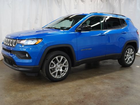 Used 2022 Jeep Compass Latitude w/ Sun and Sound Group AWD/4WD image 10
