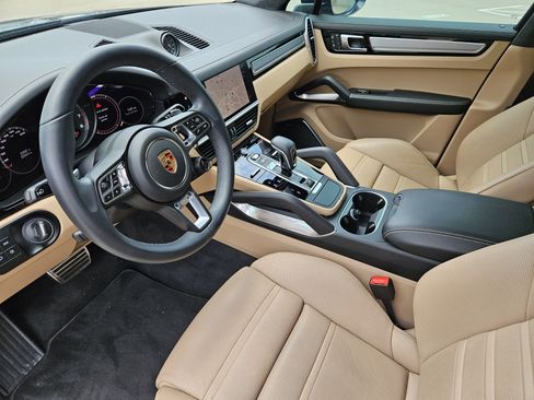 Certified 2023 Porsche Cayenne Turbo AWD/4WD image 4