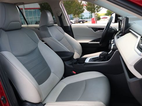 Used 2019 Toyota RAV4 XLE Premium FWD image 29