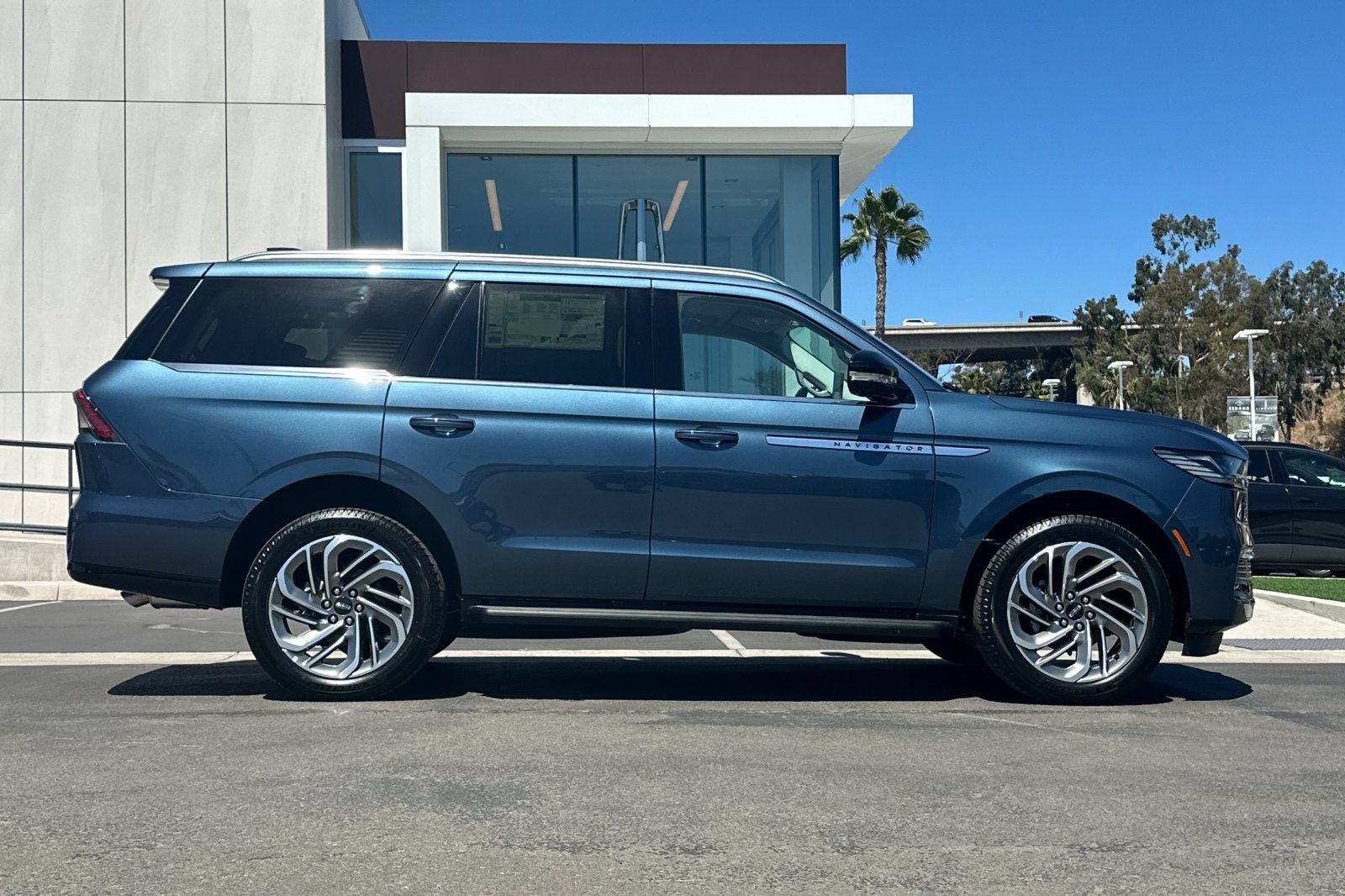 New 2027 Lincoln Navigator Premiere AWD/4WD image 2