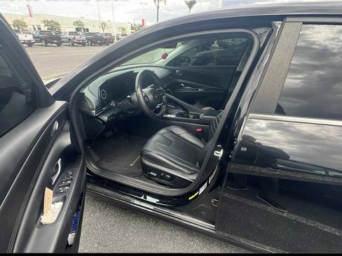 Used 2022 Hyundai Elantra Limited w/ Preferred Accessory Package FWD image 3