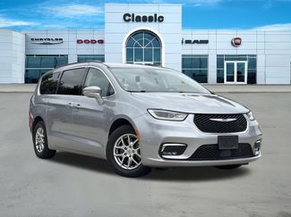 Used 2021 Chrysler Pacifica Touring w/ Cold Weather Group FWD video 1