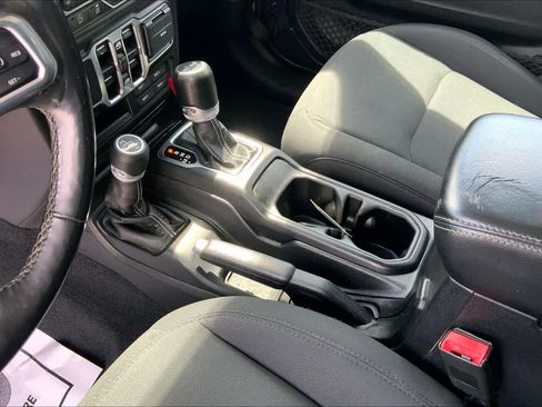 Used 2018 Jeep Wrangler Unlimited Sahara AWD/4WD image 17