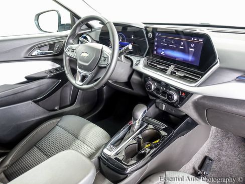 Used 2025 Chevrolet Trax LT w/ LT Convenience Package image 23