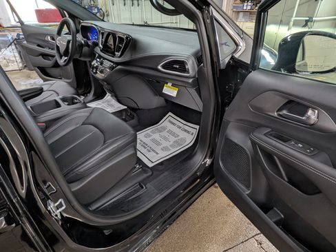 New 2026 Chrysler Pacifica Select image 5