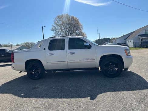 Used 2013 Chevrolet Avalanche LTZ RWD image 15