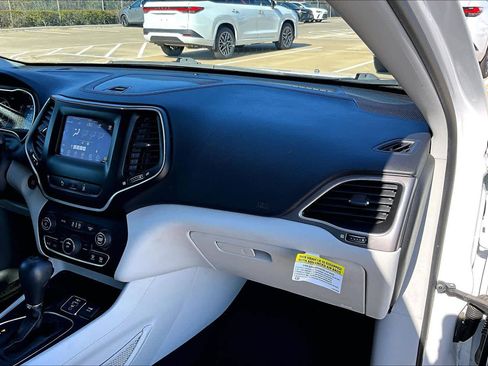 Used 2021 Jeep Cherokee Latitude Lux w/ Mopar Interior Package image 19