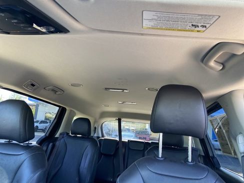 Used 2025 Kia Carnival FWD image 35