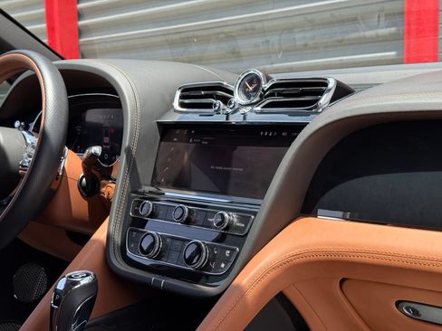 Used 2022 Bentley Bentayga AWD/4WD image 49