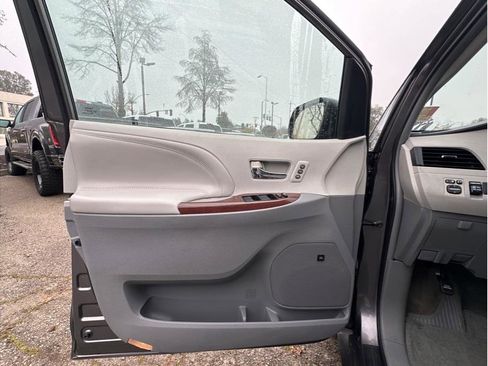 Used 2012 Toyota Sienna Limited image 15