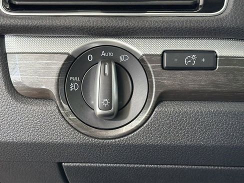Used 2018 Volkswagen Passat 2.0T SE FWD image 13