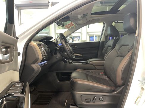 Used 2025 Nissan Pathfinder Platinum AWD/4WD image 6