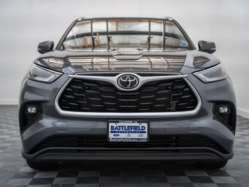 Used 2023 Toyota Highlander XLE AWD/4WD image 2