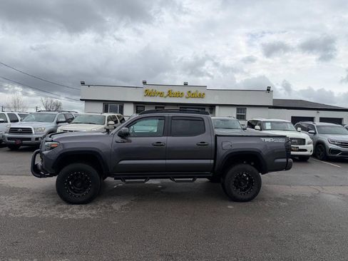 Used 2016 Toyota Tacoma TRD Off-Road w/ Premium & Technology Package AWD/4WD image 1