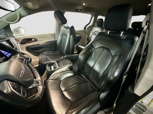 Used 2017 Chrysler Pacifica Touring-L w/ Tire & Wheel Group image 22