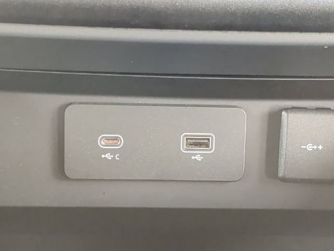 Used 2023 Land Rover Defender 130 X-Dynamic SE image 6