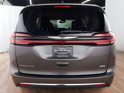 Used 2022 Chrysler Pacifica Touring-L AWD/4WD image 4