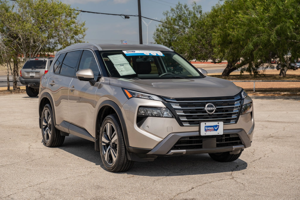 Used 2024 Nissan Rogue SL FWD image 2