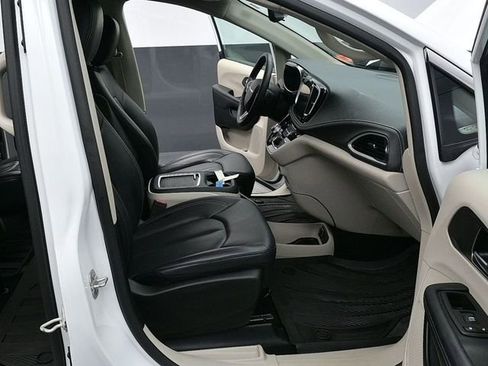 Used 2023 Chrysler Pacifica Touring-L image 10