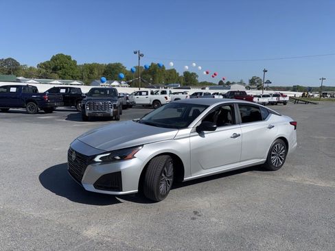 Used 2025 Nissan Altima 2.5 SV image 2