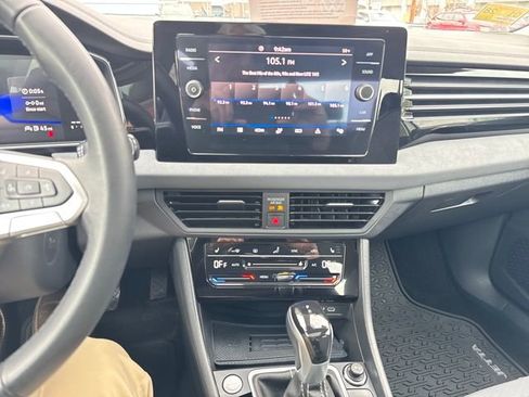 Certified 2025 Volkswagen Jetta SE w/ Sunroof Package image 24