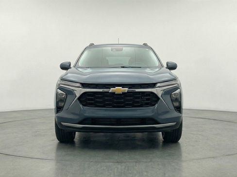 Used 2025 Chevrolet Trax LT image 2