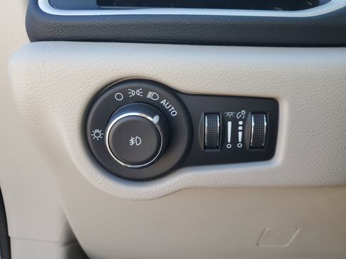 Used 2024 Chrysler Pacifica Touring-L image 30