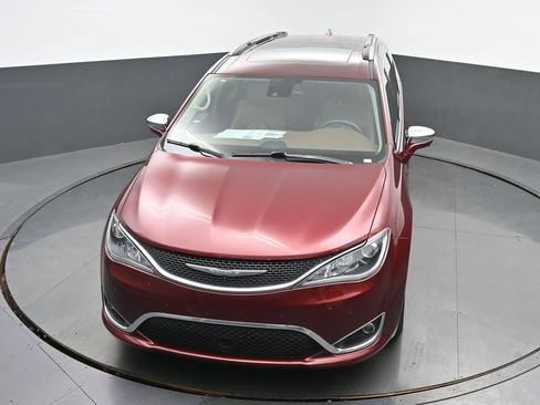 Used 2017 Chrysler Pacifica Limited FWD image 38