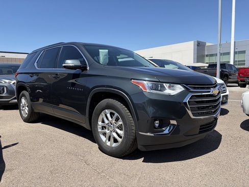 Used 2019 Chevrolet Traverse LT FWD image 2