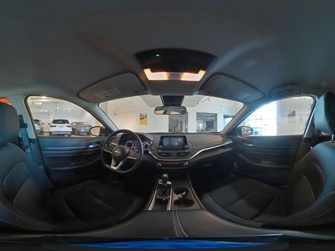Used 2025 Nissan Altima 2.5 SV FWD image 41