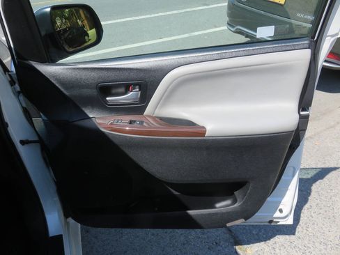 Used 2016 Toyota Sienna Limited Premium FWD image 28