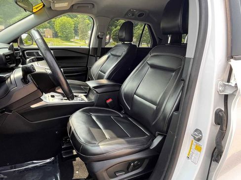 Used 2021 Ford Explorer XLT w/ Equipment Group 202A image 10