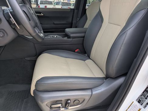 Used 2025 Lexus GX 550 AWD/4WD image 22