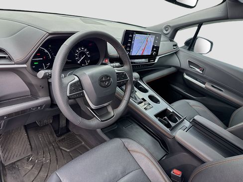 Used 2024 Toyota Sienna XSE w/ XSE Premium Package image 7