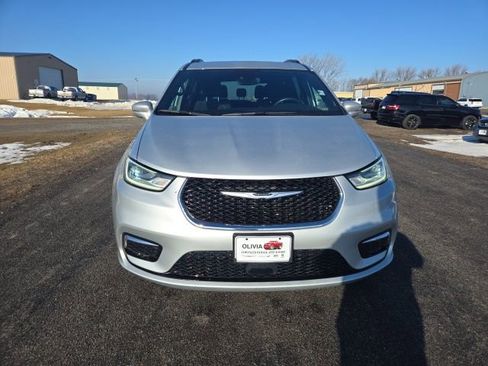 Used 2022 Chrysler Pacifica Touring image 2