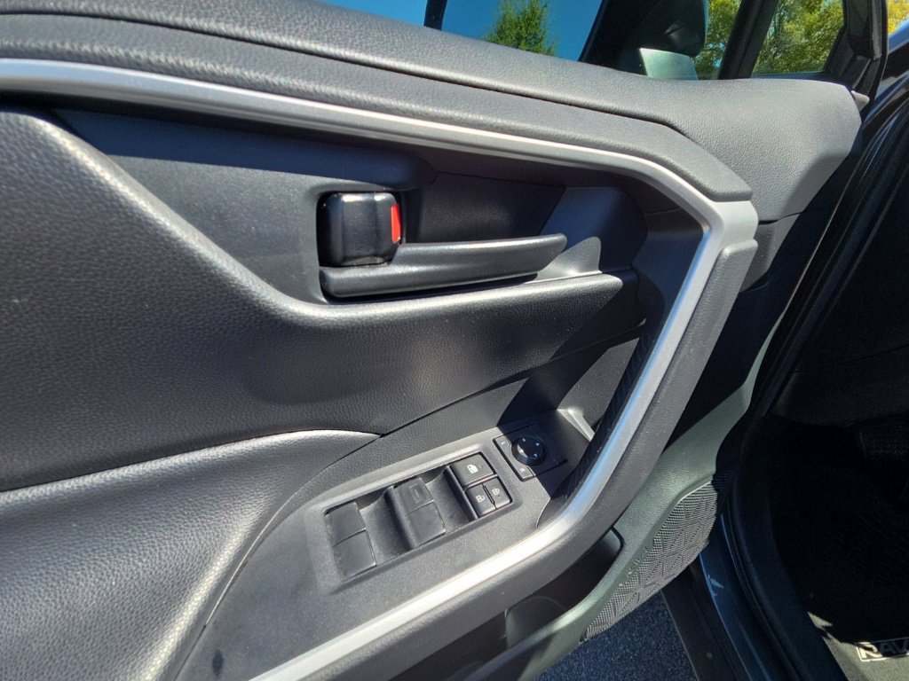 Used 2020 Toyota RAV4 LE FWD image 28