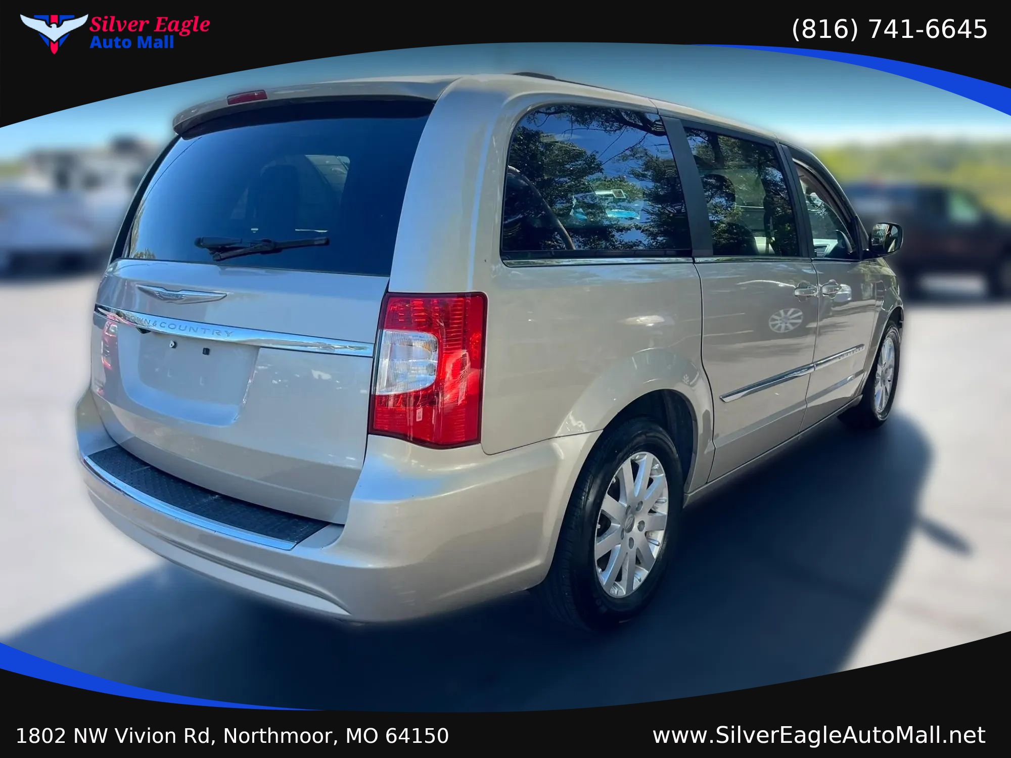 Used 2012 Chrysler Town & Country Touring w/ Entertainment Group #1 FWD image 5