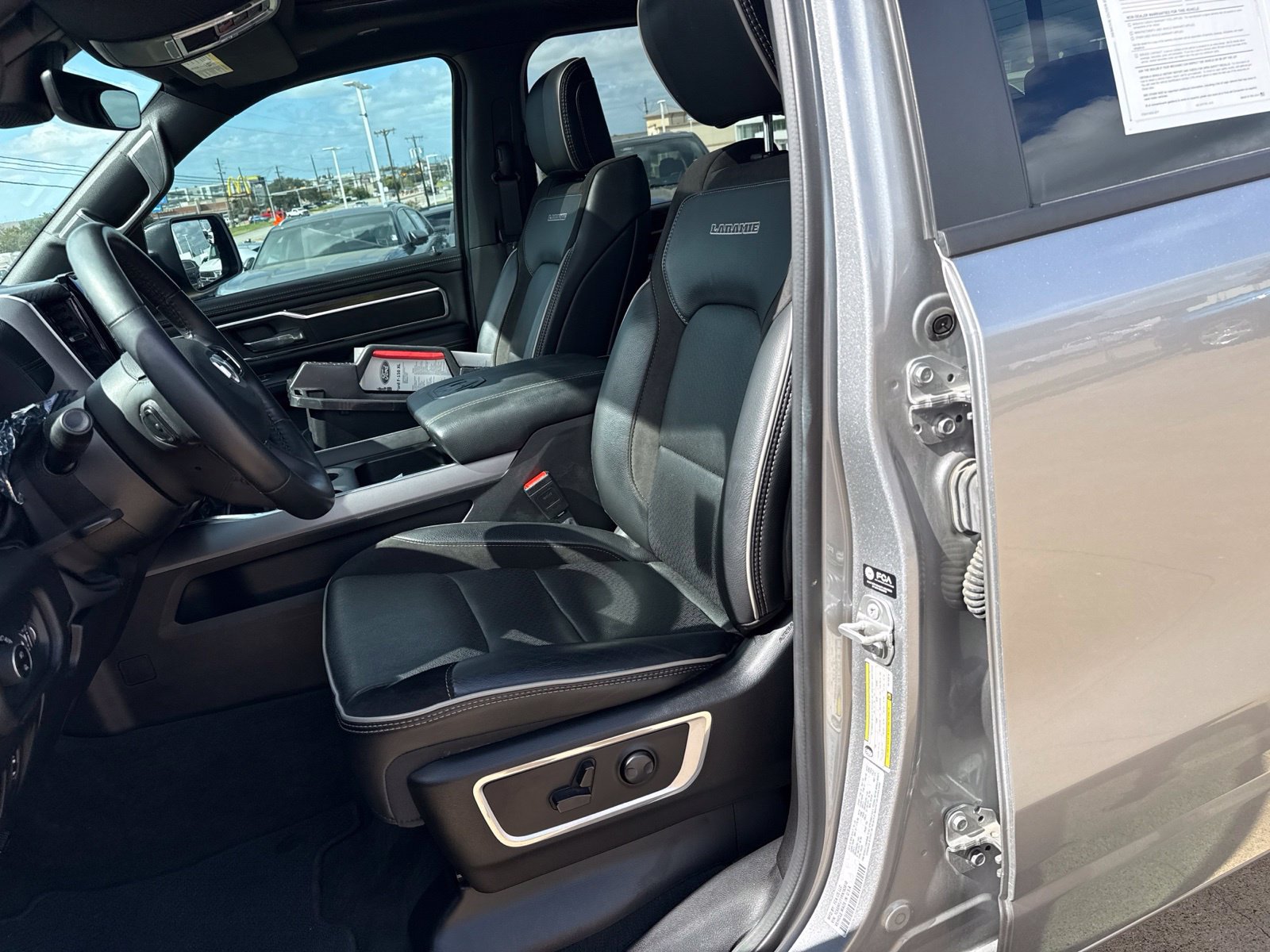 Used 2024 RAM 1500 Laramie AWD/4WD image 14