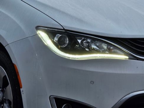 Used 2018 Chrysler Pacifica Limited w/ Advanced Safetytec Group image 4