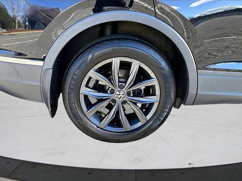 Used 2022 Volkswagen Tiguan SE w/ Panoramic Sunroof Package image 35
