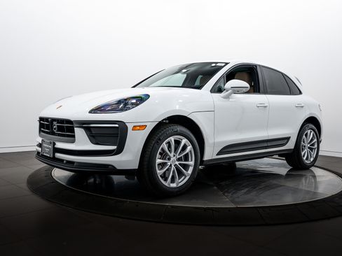 Certified 2026 Porsche Macan AWD/4WD image 1