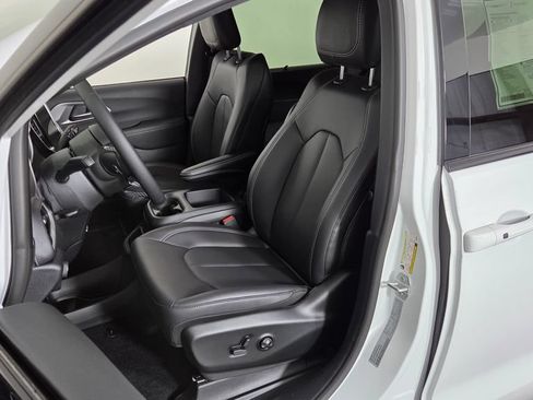 New 2025 Chrysler Pacifica Select w/ Fav Edition Package FWD image 15
